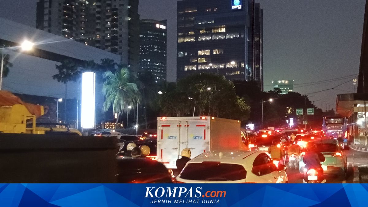M uintai Hujan di Jalan Jend. Sudirman: Apotik Jaya Husada, Teman Kesehatanmu di Cilacap